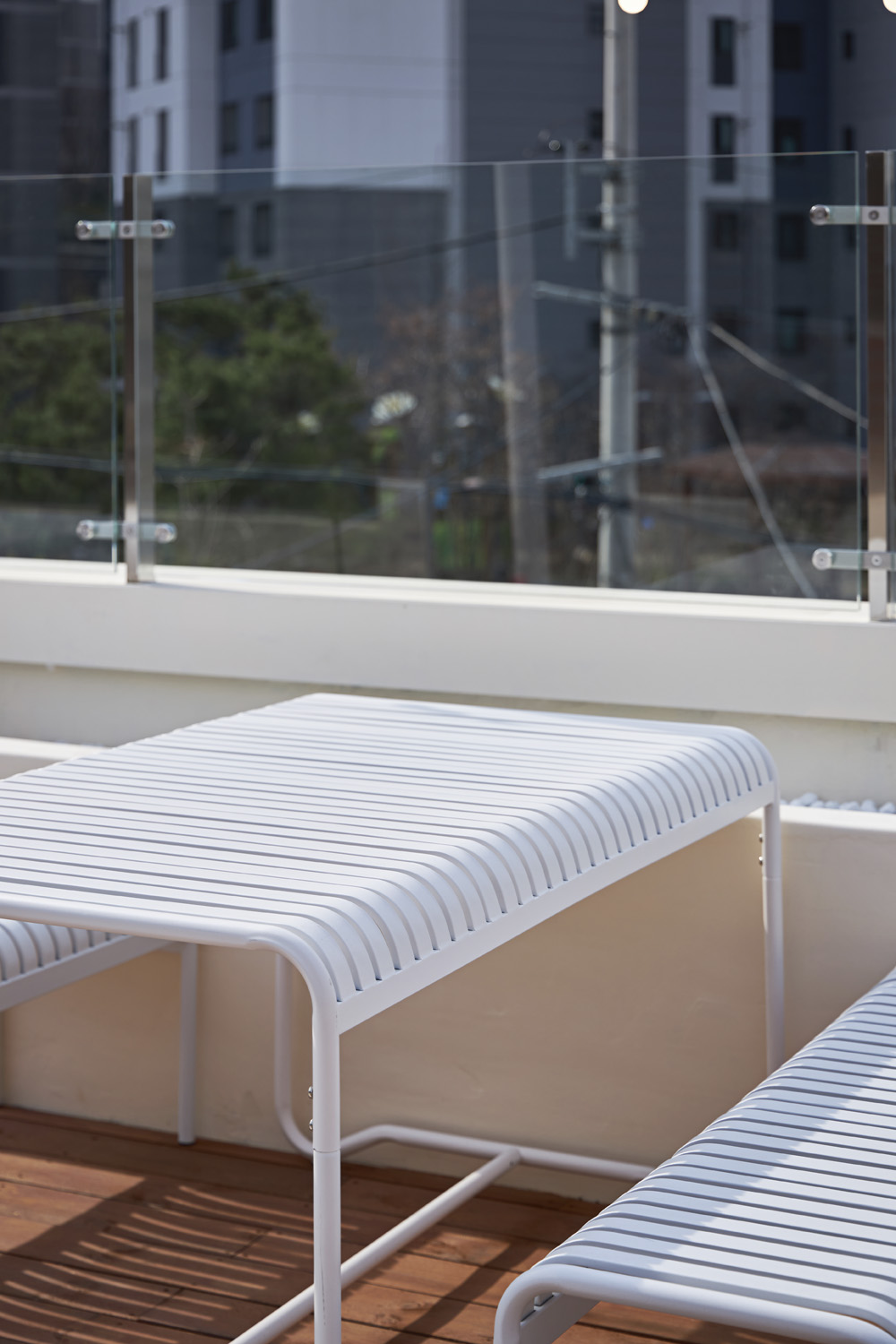 白色与木纹，27 平米高级咖啡厅设计-15