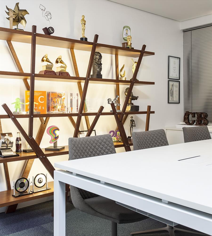 巴西 Candyall 娱乐公司办公室设计 | 木质与玻璃的完美融合-7