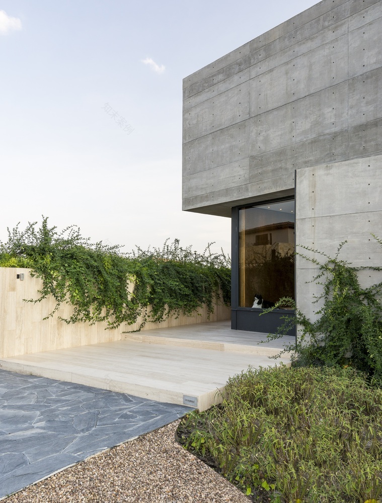 封闭社区内的内向型家居巨石——DeLunna House-32