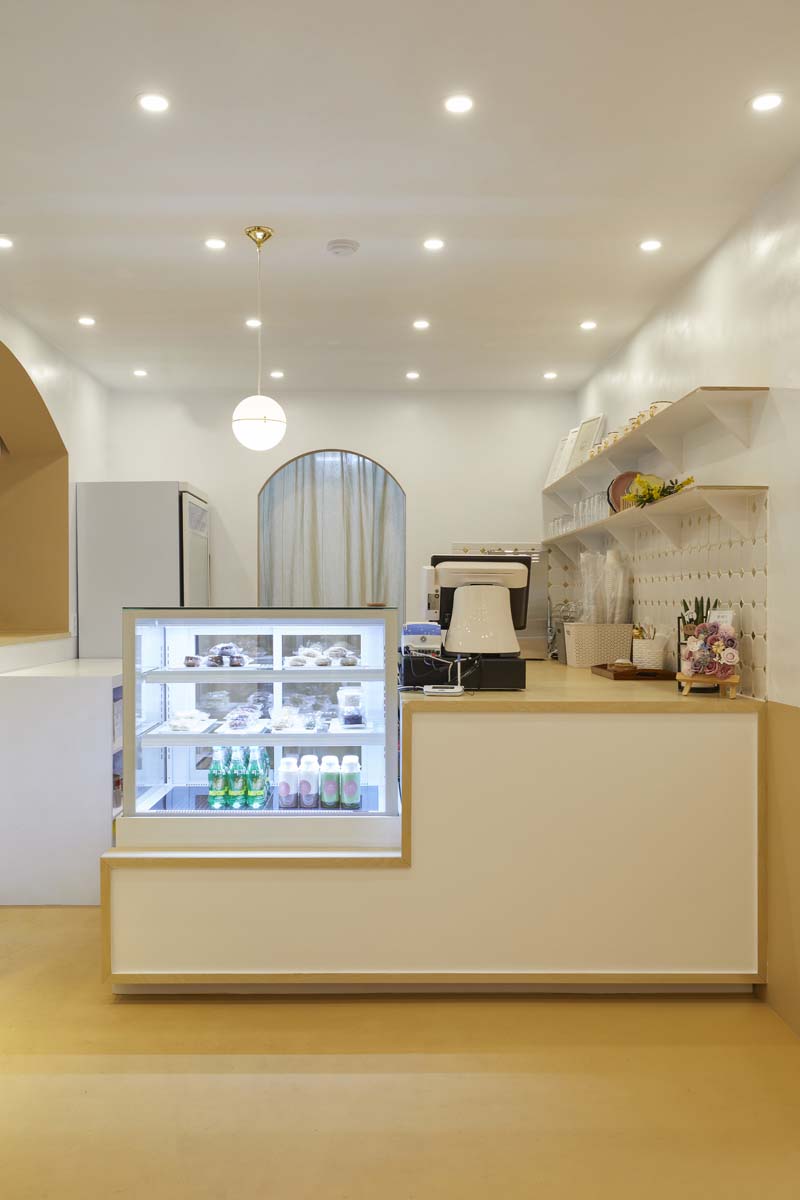 11 坪简约双色调甜品咖啡厅设计-5