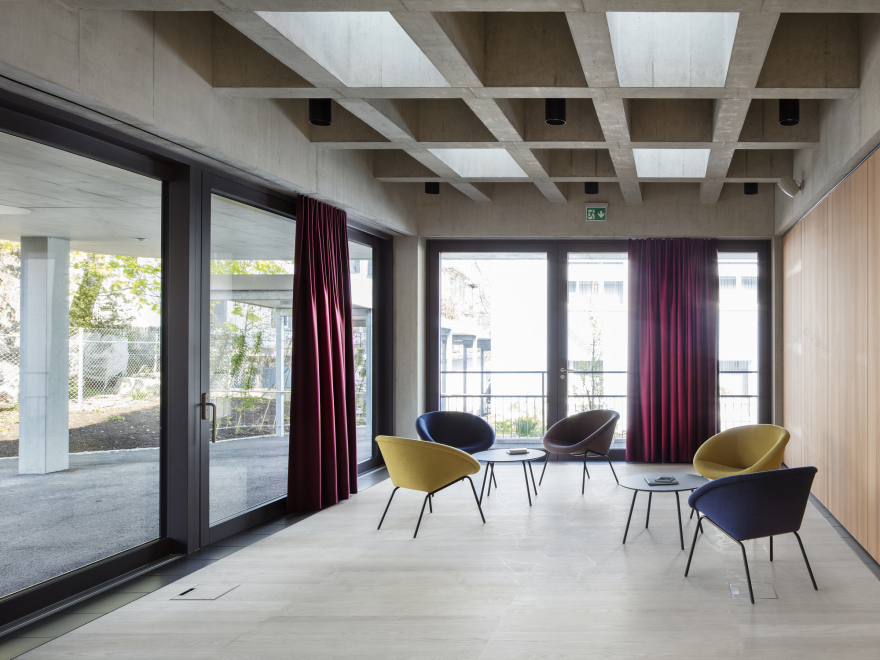 瑞士养老院扩建项目融入社区,呈现温馨室内空间-14