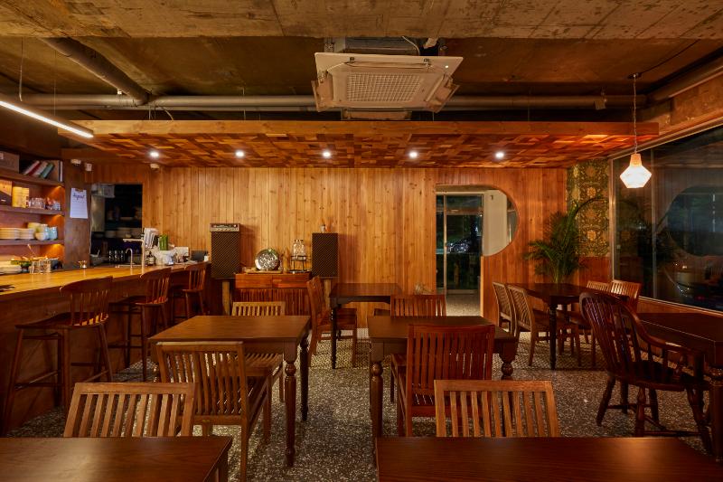 30 平米美食小店，木质元素营造温馨复古风-15