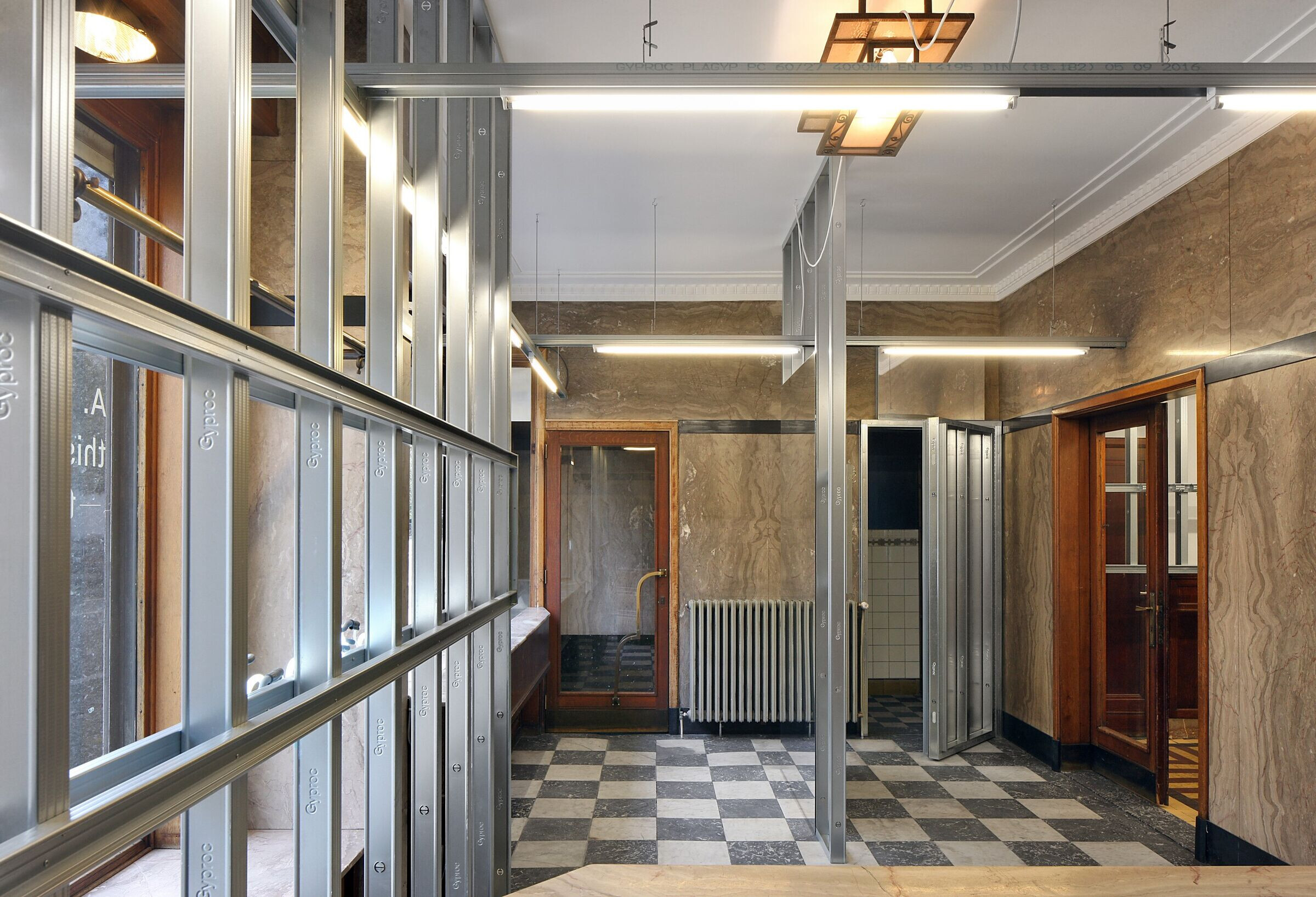 旧烘焙坊中的精美内衣店-16