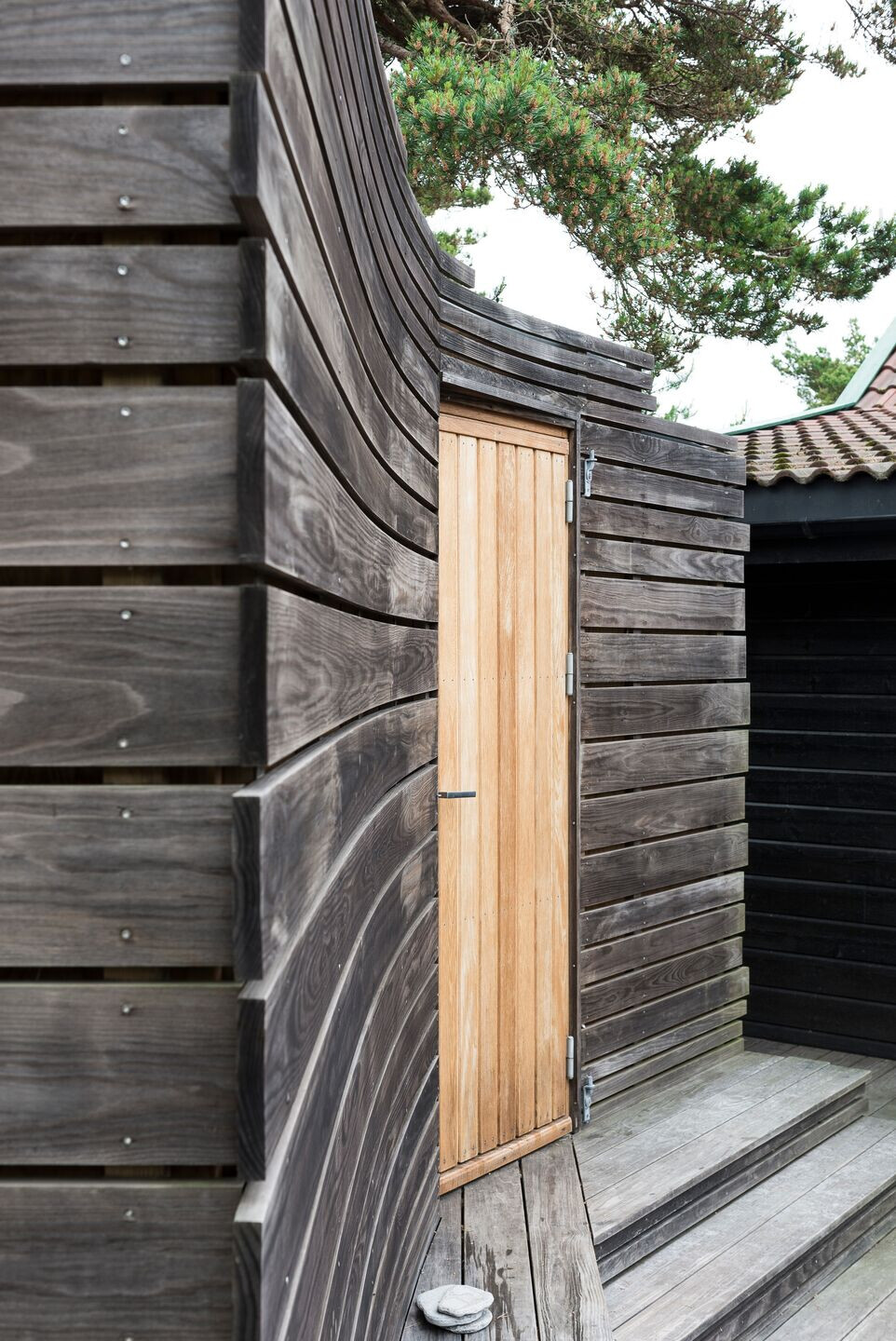 挪威小岛上的生态木质浴室-16