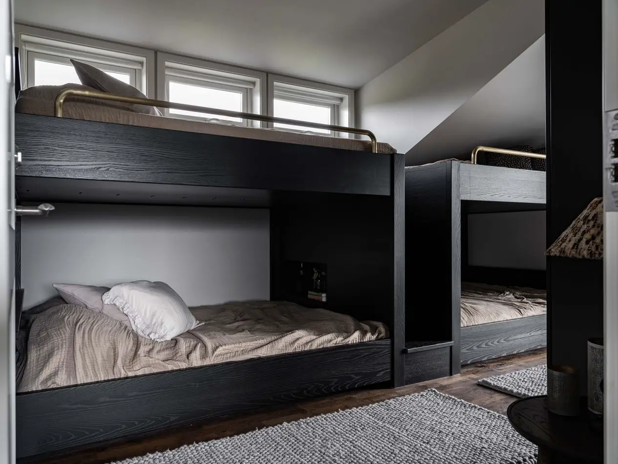 瑞典高山现代暗色调住宅设计-19