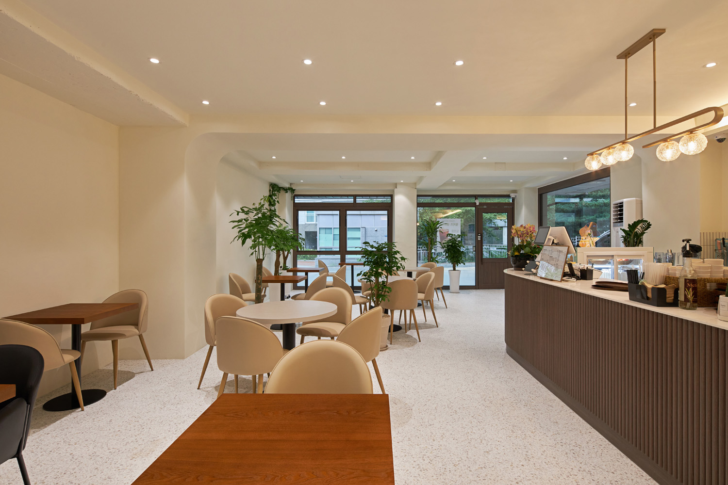 白色与木色交融，34 平米咖啡厅的极简设计魅力-10