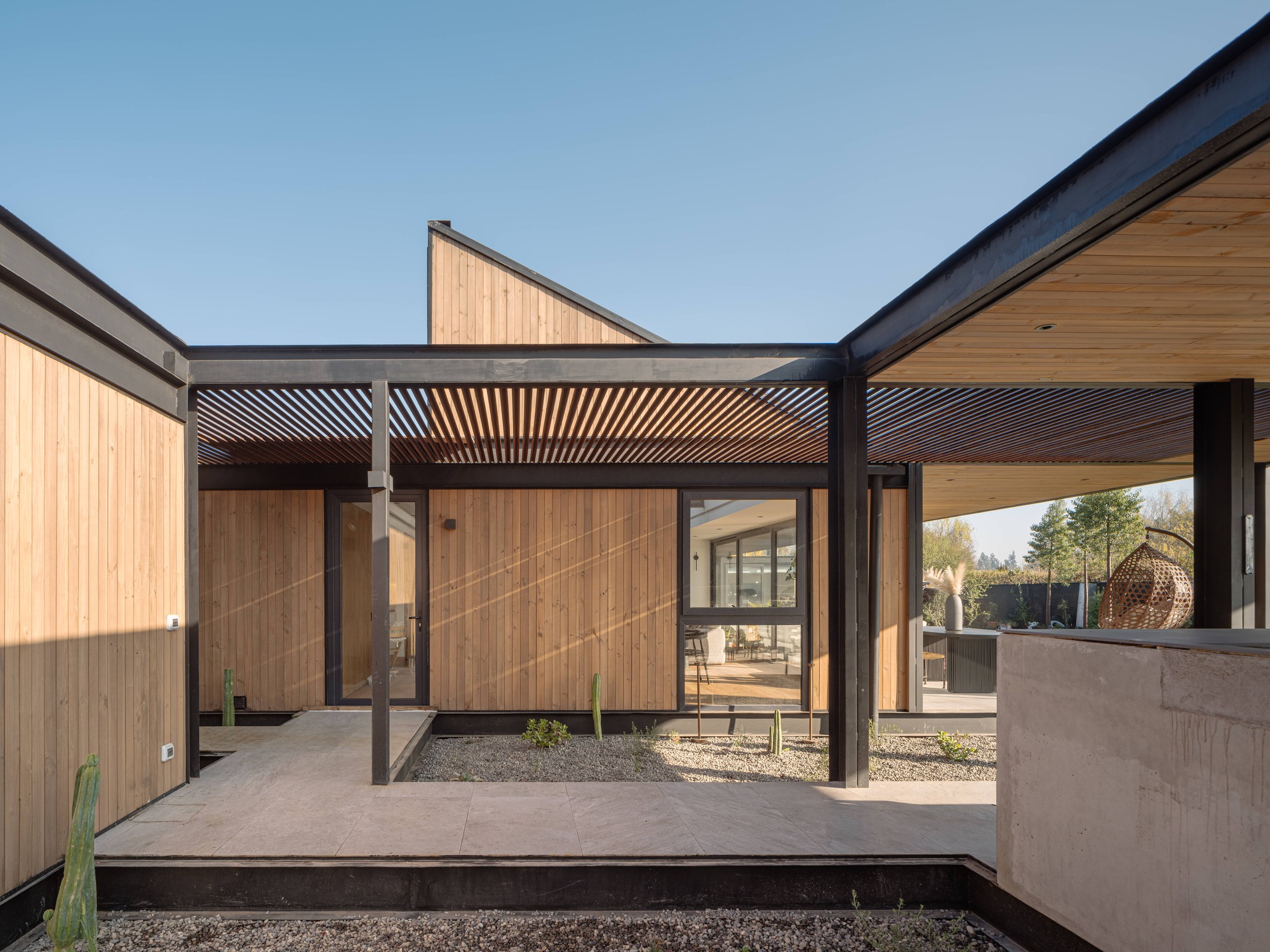 House with Lucarna / Paralelo Transversal-10