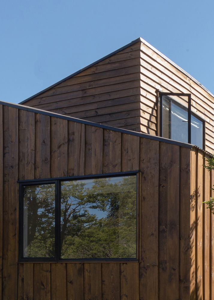 森林中的现代白色小屋-45