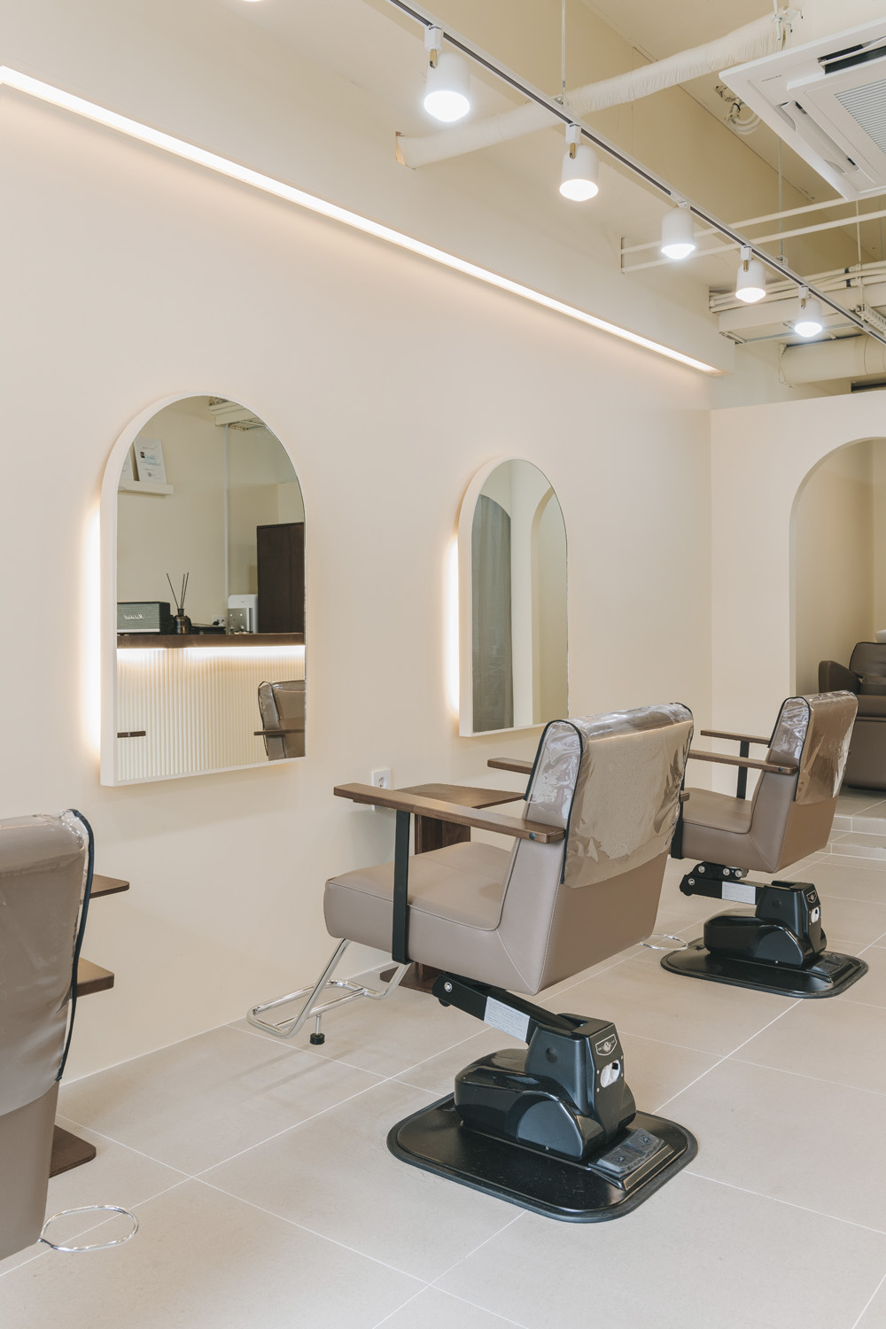 白色与木质，打造 10 平米的清新美容空间-12