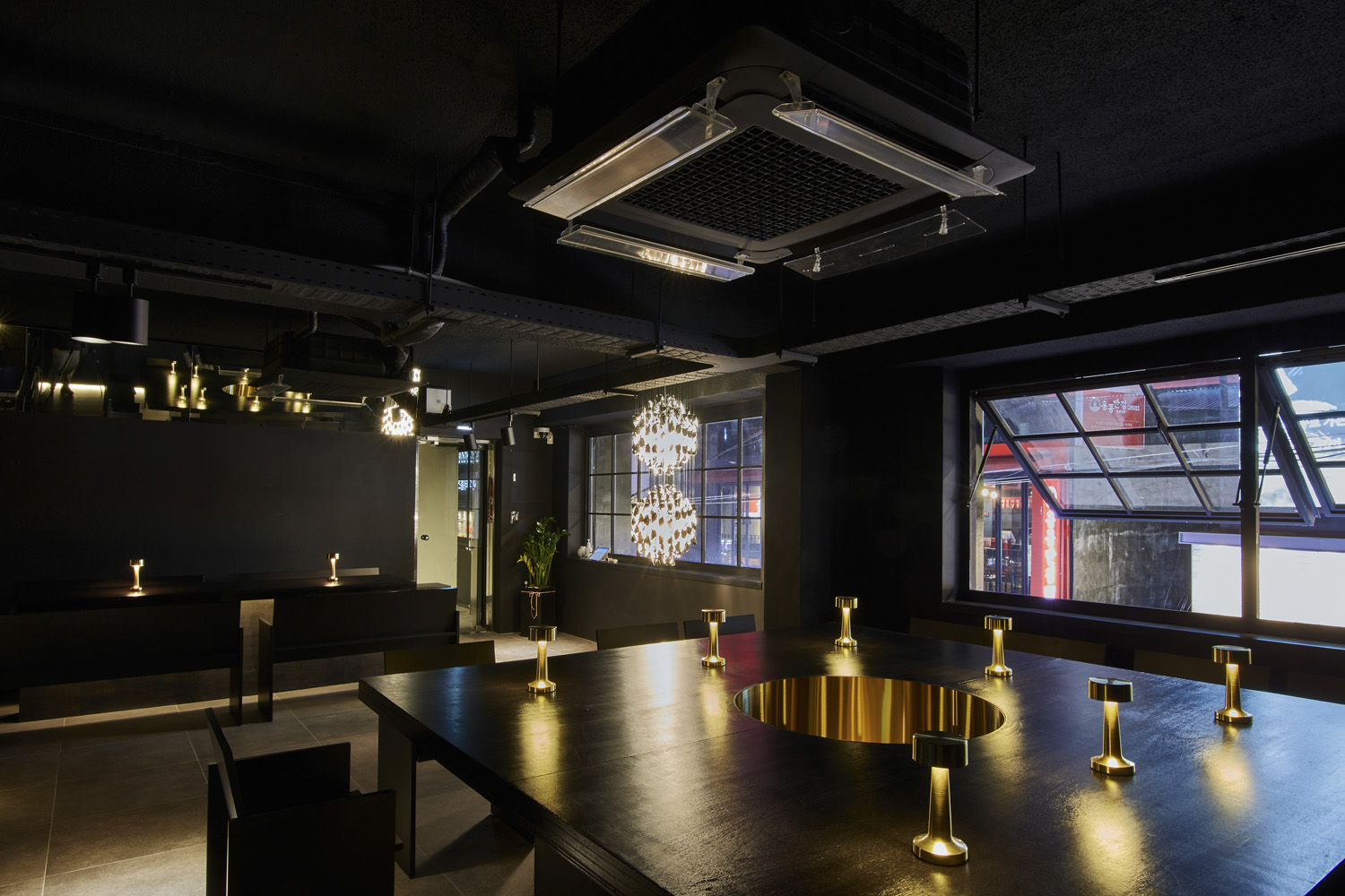 现代高级 26 平酒庄设计，演绎黑白色调的魅力-2