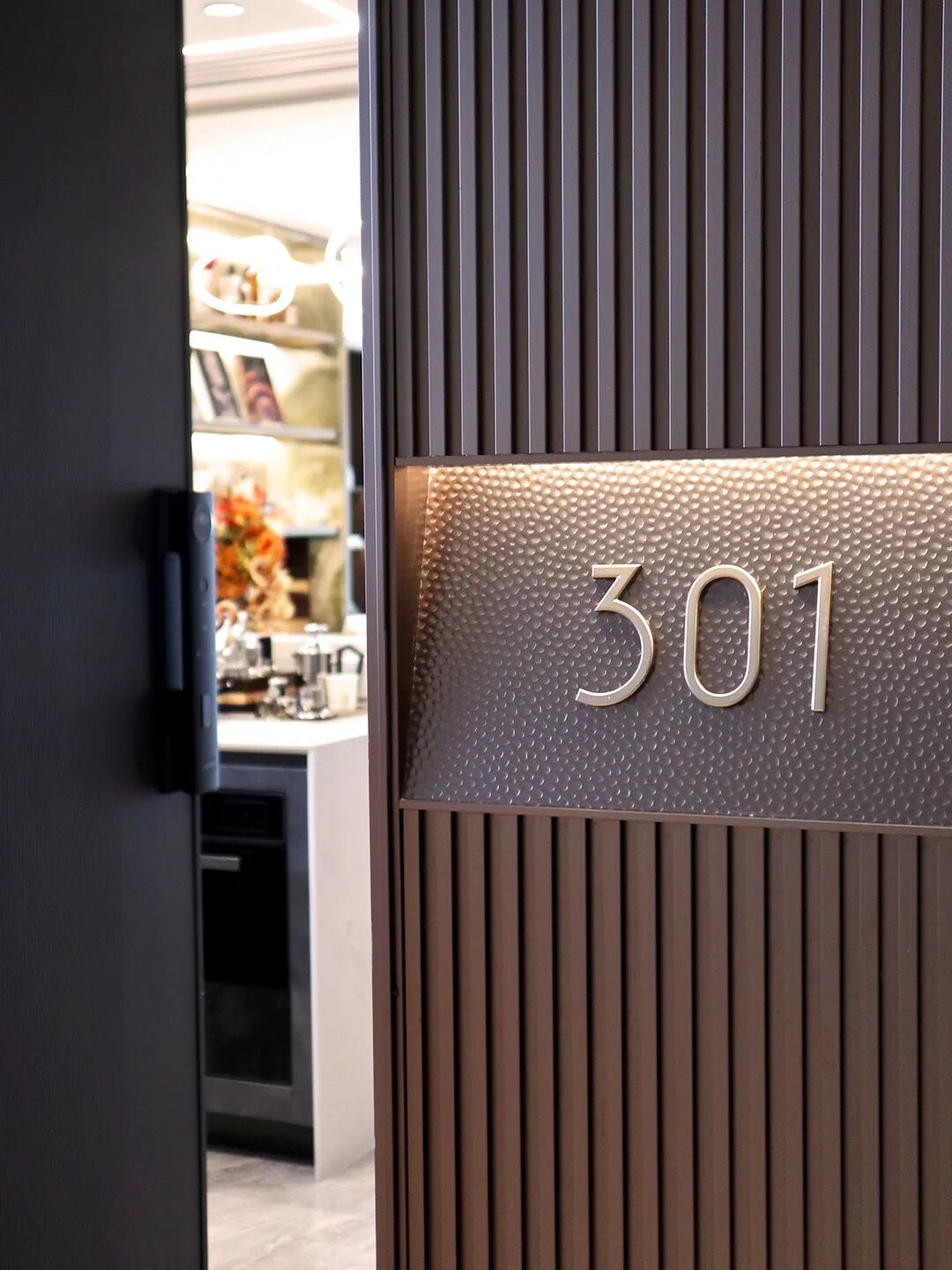 鎏光映江，质鉴匠心|越秀·江湾潮起营销中心标识项目-14