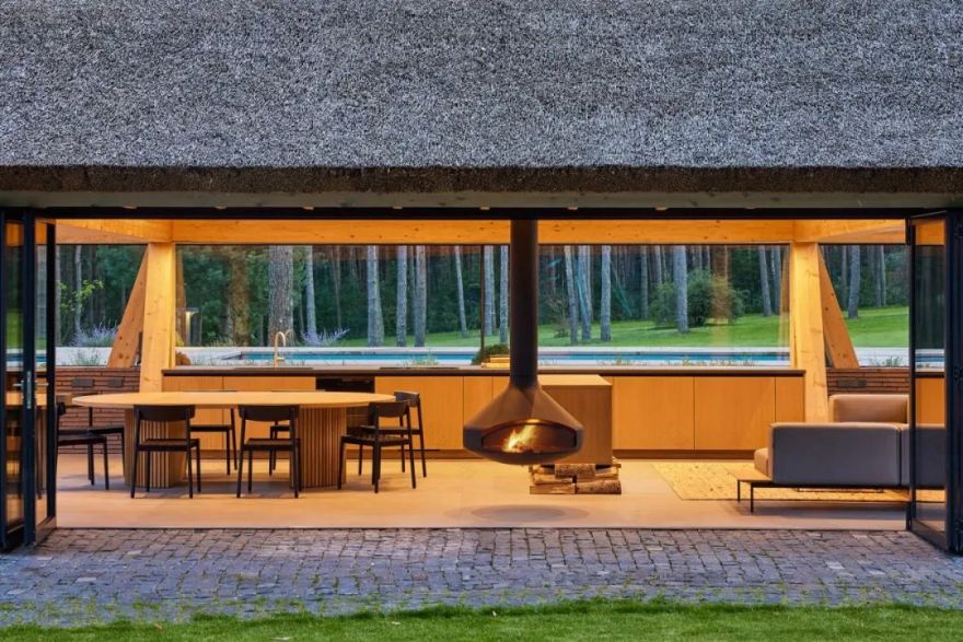 湖边森林中的钢构游泳池房丨立陶宛-31