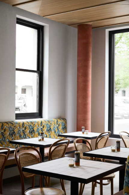 金色的;金黄色的;金的;金制的-145