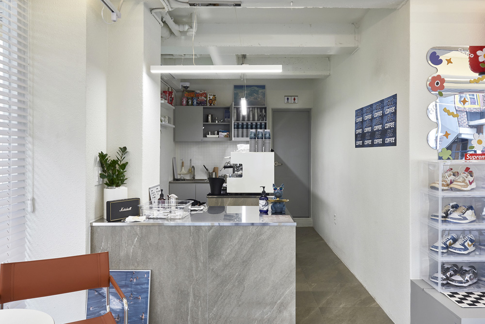 13 平卡佩特里尔的极简咖啡厅设计-7