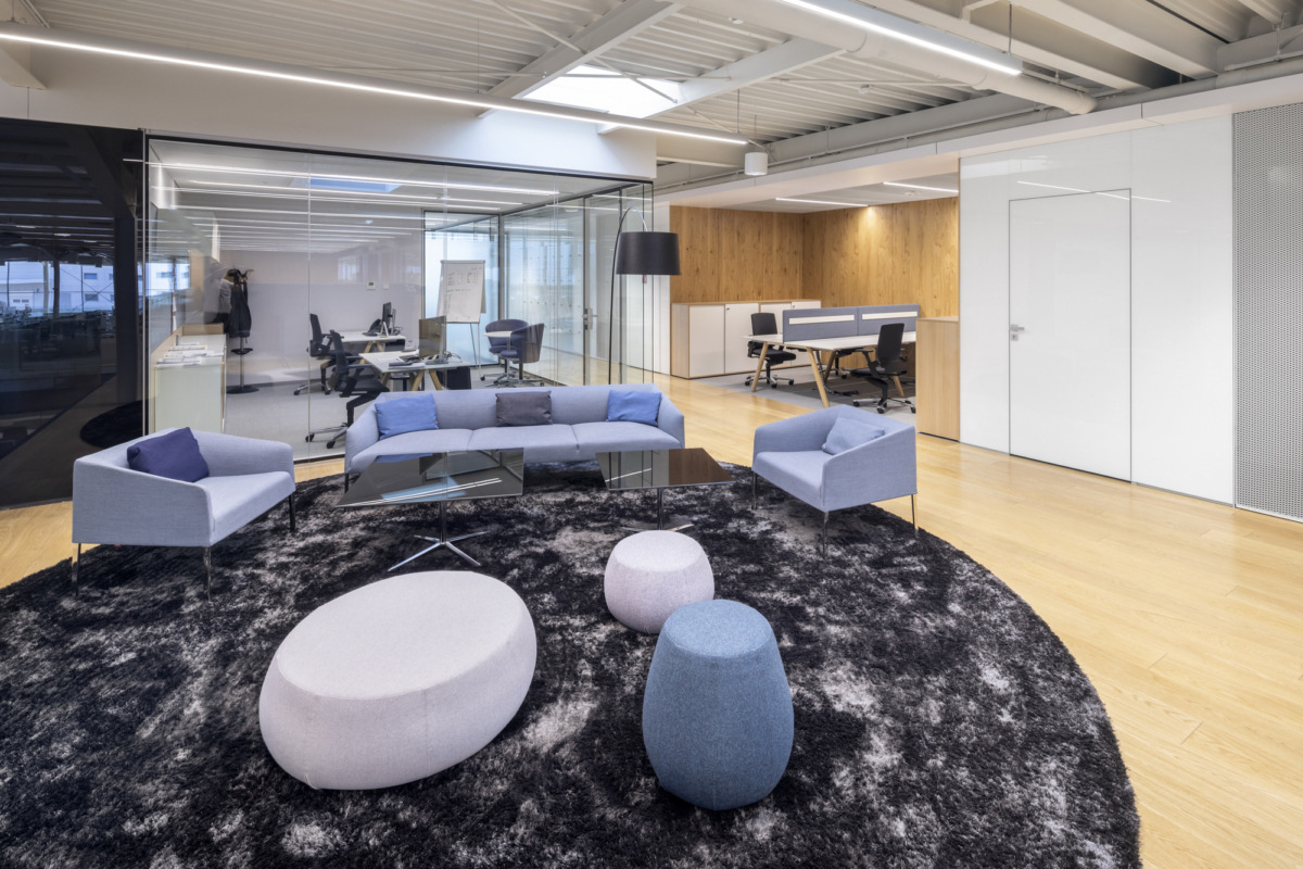 波兰 CCC 鞋包办公空间-9