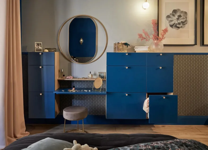 20m2 卧室里的艺术装饰开放式蓝色衣橱-11