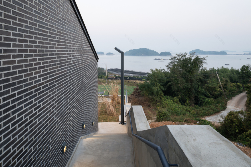 融入自然的简约咖啡馆-69