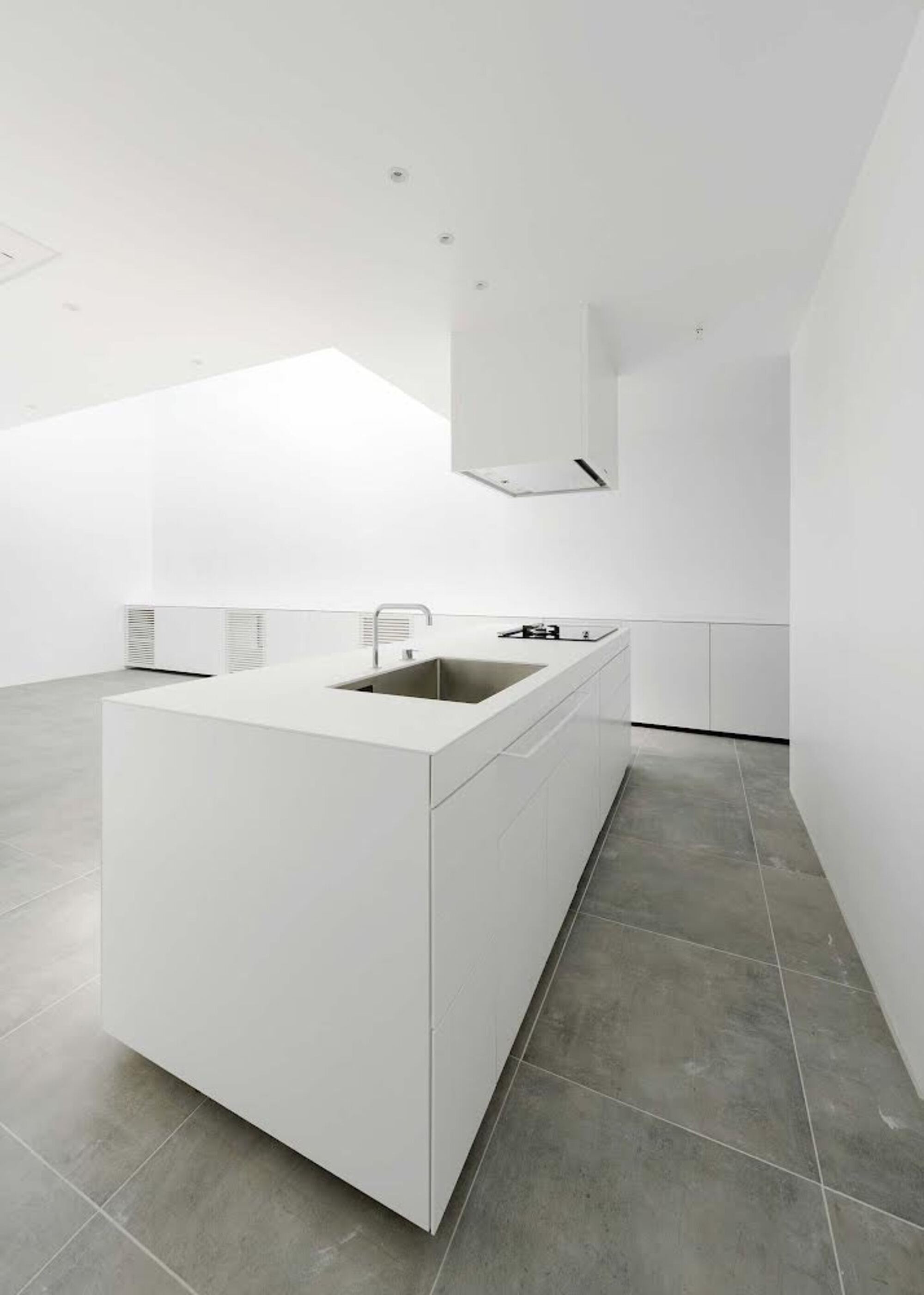 House With Eight Light Courtyards / ha-24