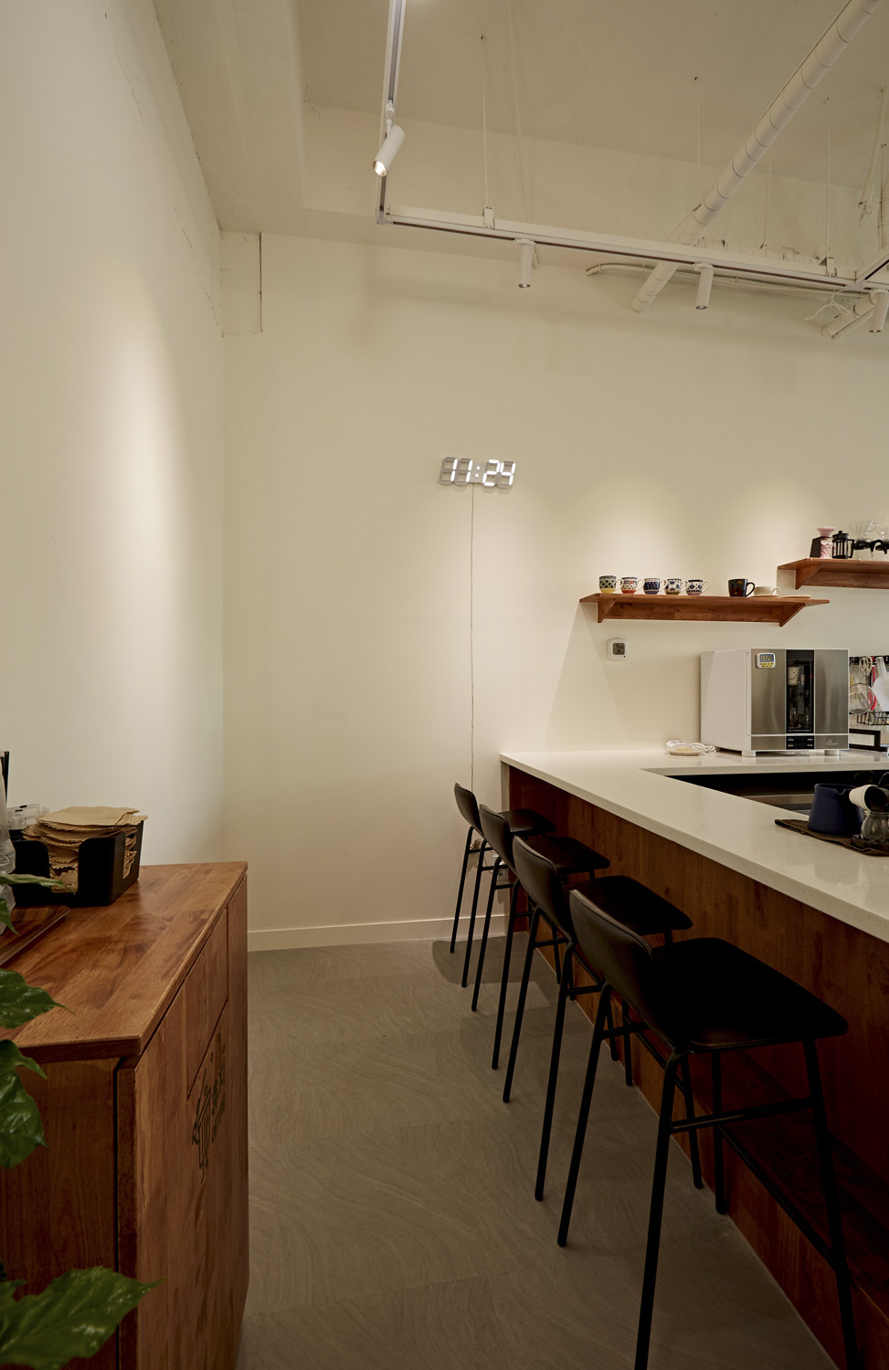 简单时尚的 10 平米咖啡厅设计-13