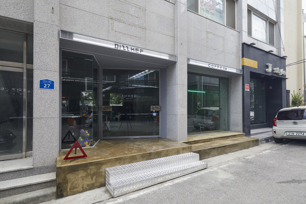 照明点亮的工业风咖啡厅设计-21