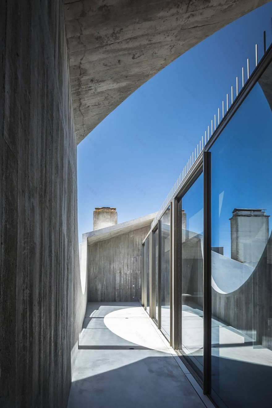 极简主义葡萄牙之家,悬浮泳池成焦点-2