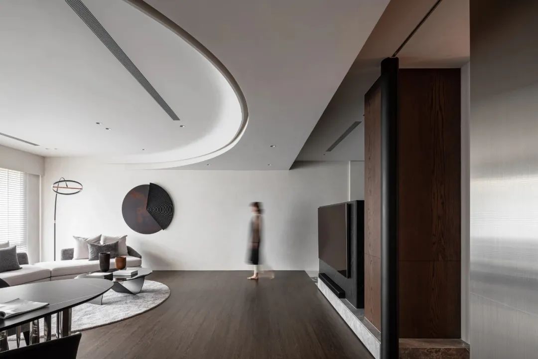 胡桃木+高级灰，纯粹而艺术的现代空间-0