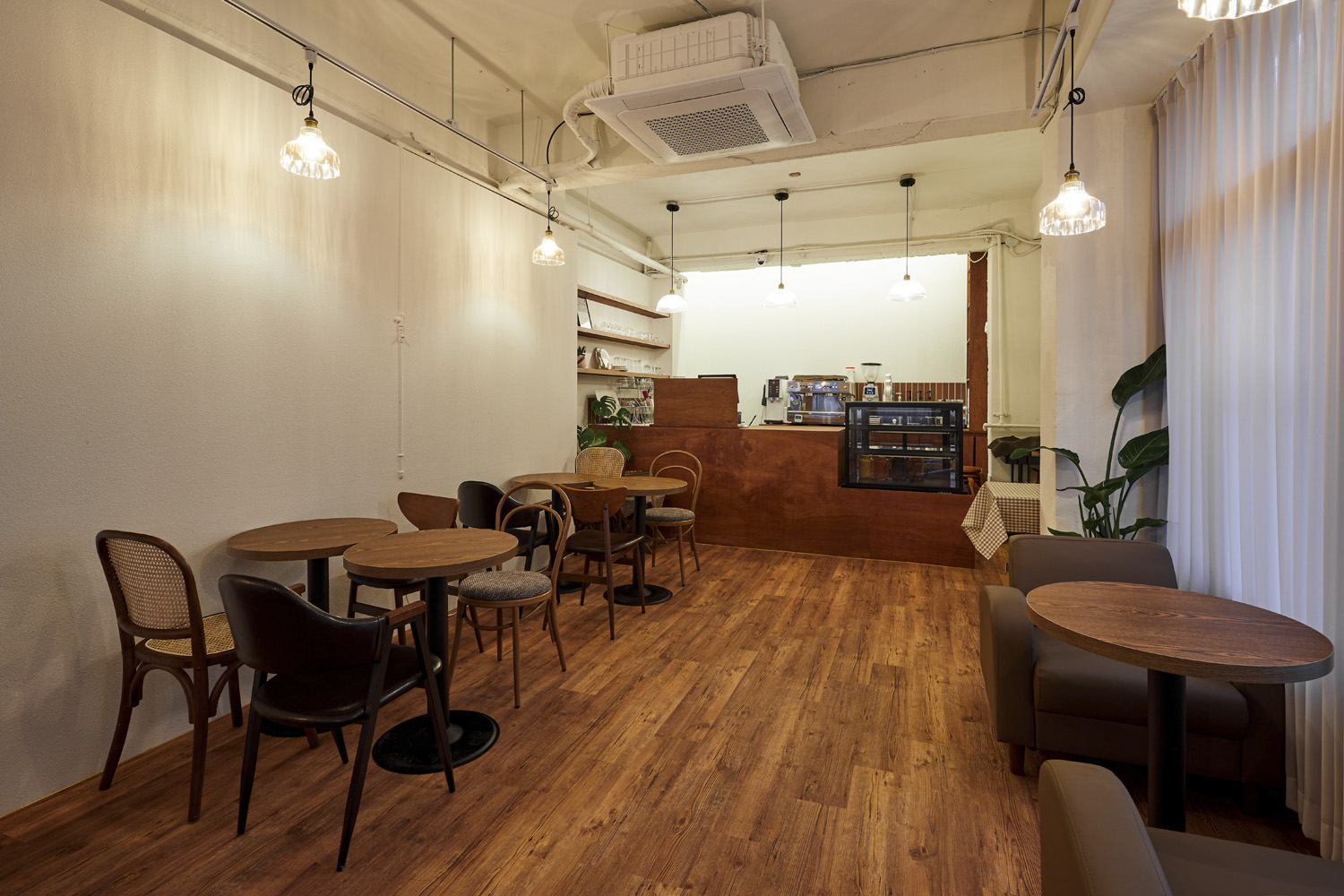 十平米咖啡店，极简设计打造温馨空间-4