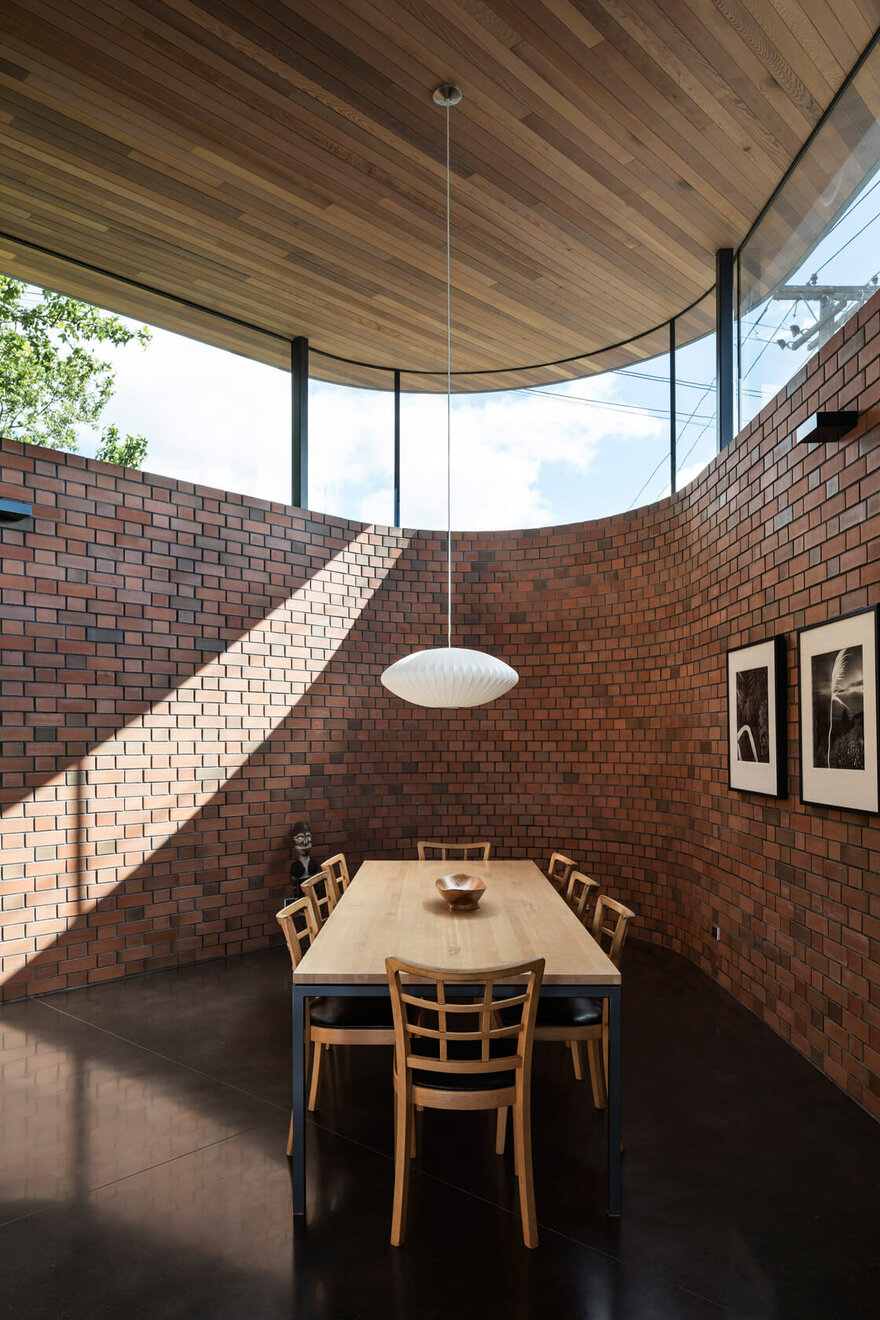 砖墙围合的中央泳池庭院屋-20