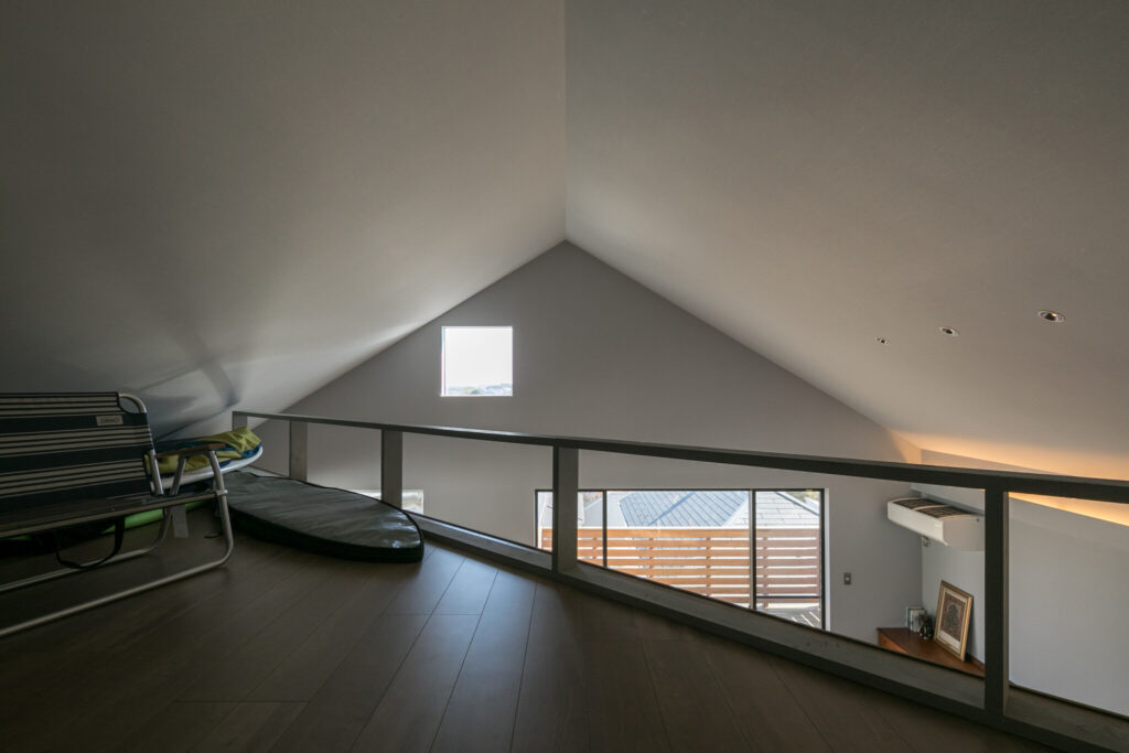 ワンルームのような一体感　家族が自然と集まる大空間の三角屋根の家 | Style of Life | 100%LiFE-8