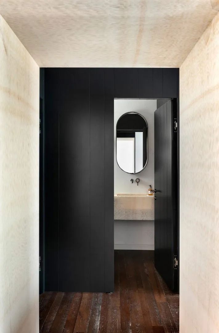 Aviram Kushmirski 打造轻奢风空间,黑白色调与实木地板的完美搭配-92