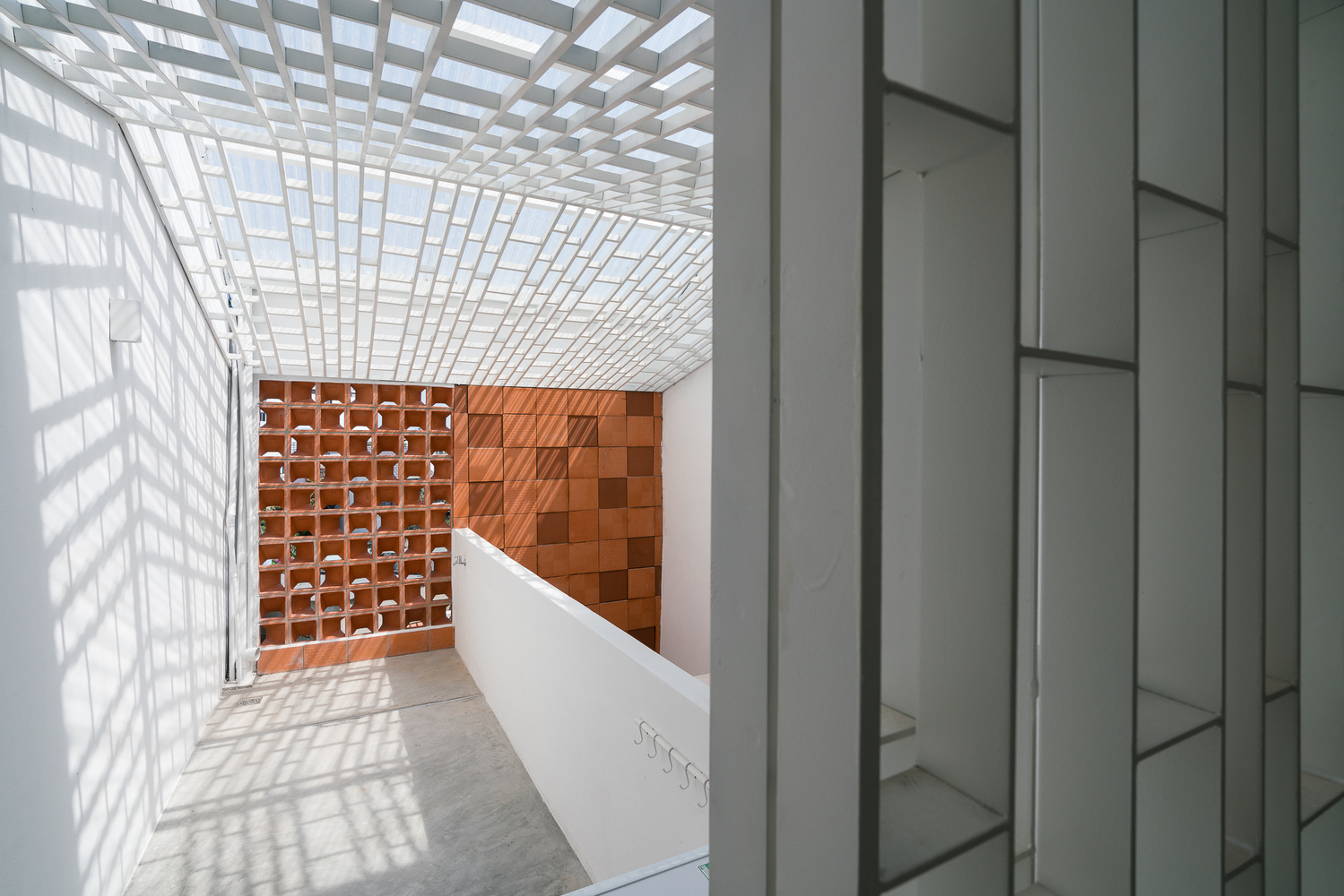 ZAKK ANDS HOUSE 透明金属边界与自然光影的完美融合-21