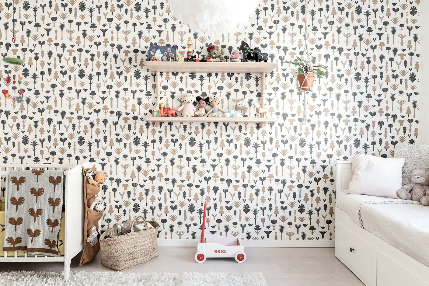 60 年代瑞典公寓里的深色 velvet sofa 和 Scandinavian 设计-21