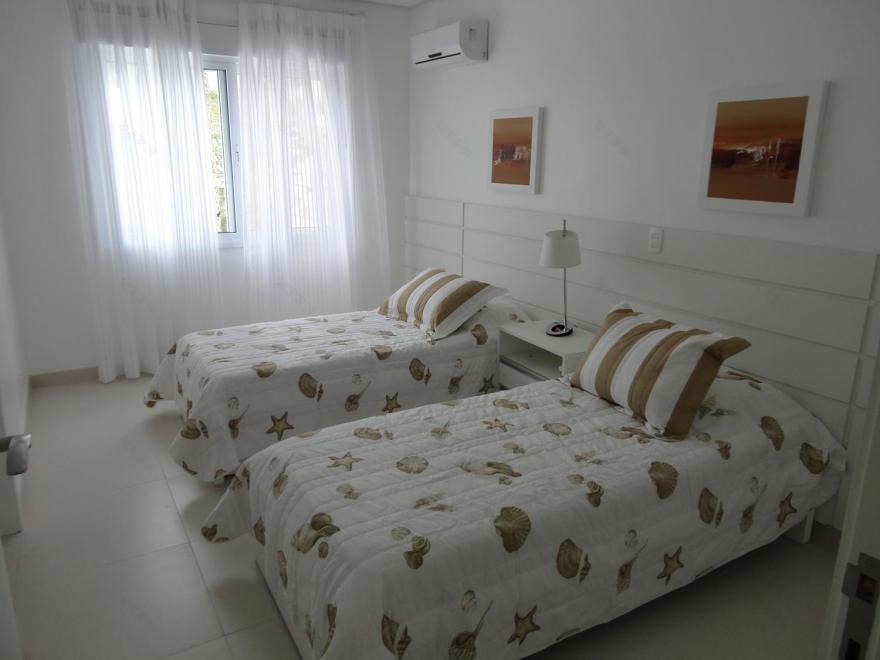 巴西 Caraguatatuba 海滨别墅,现代简约风格与自然完美融合-6