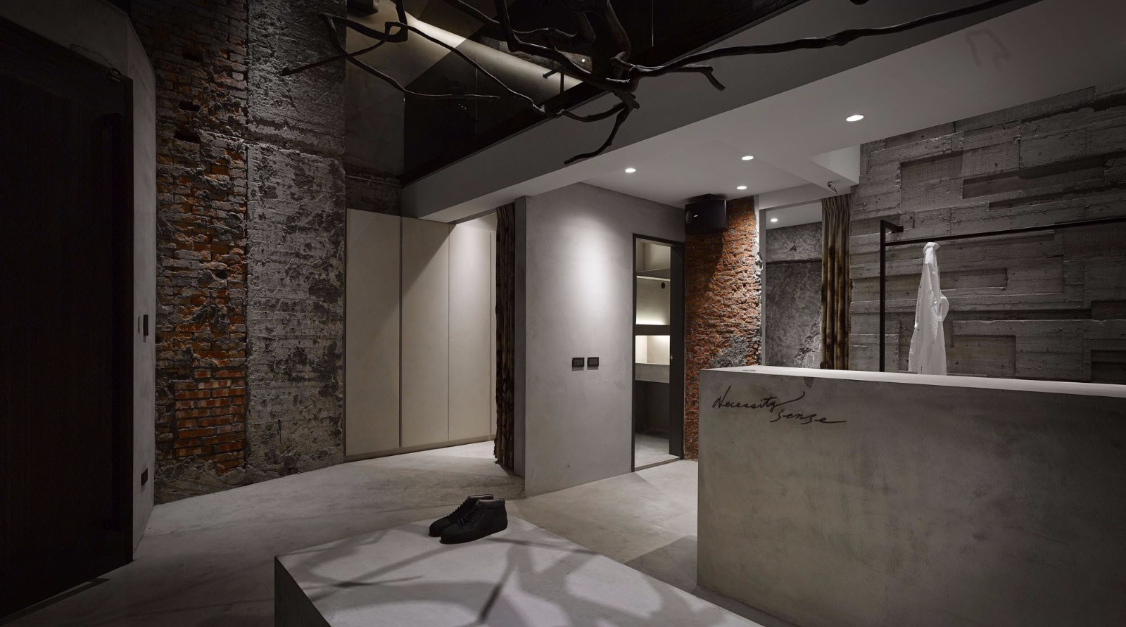 云邑设计打造工业风服装店 | 水泥地砖墙展现原始魅力-6