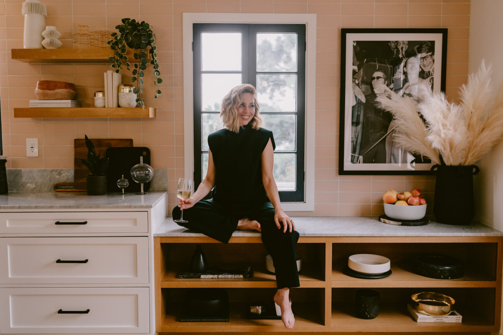 年轻企业家 Jaclyn Johnson 的洛杉矶现代西班牙风格住宅-24