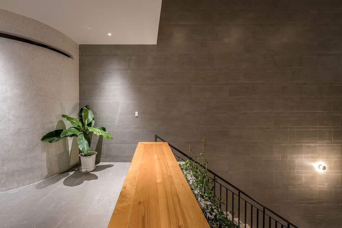 绿色桥梁连接多世代家庭-50