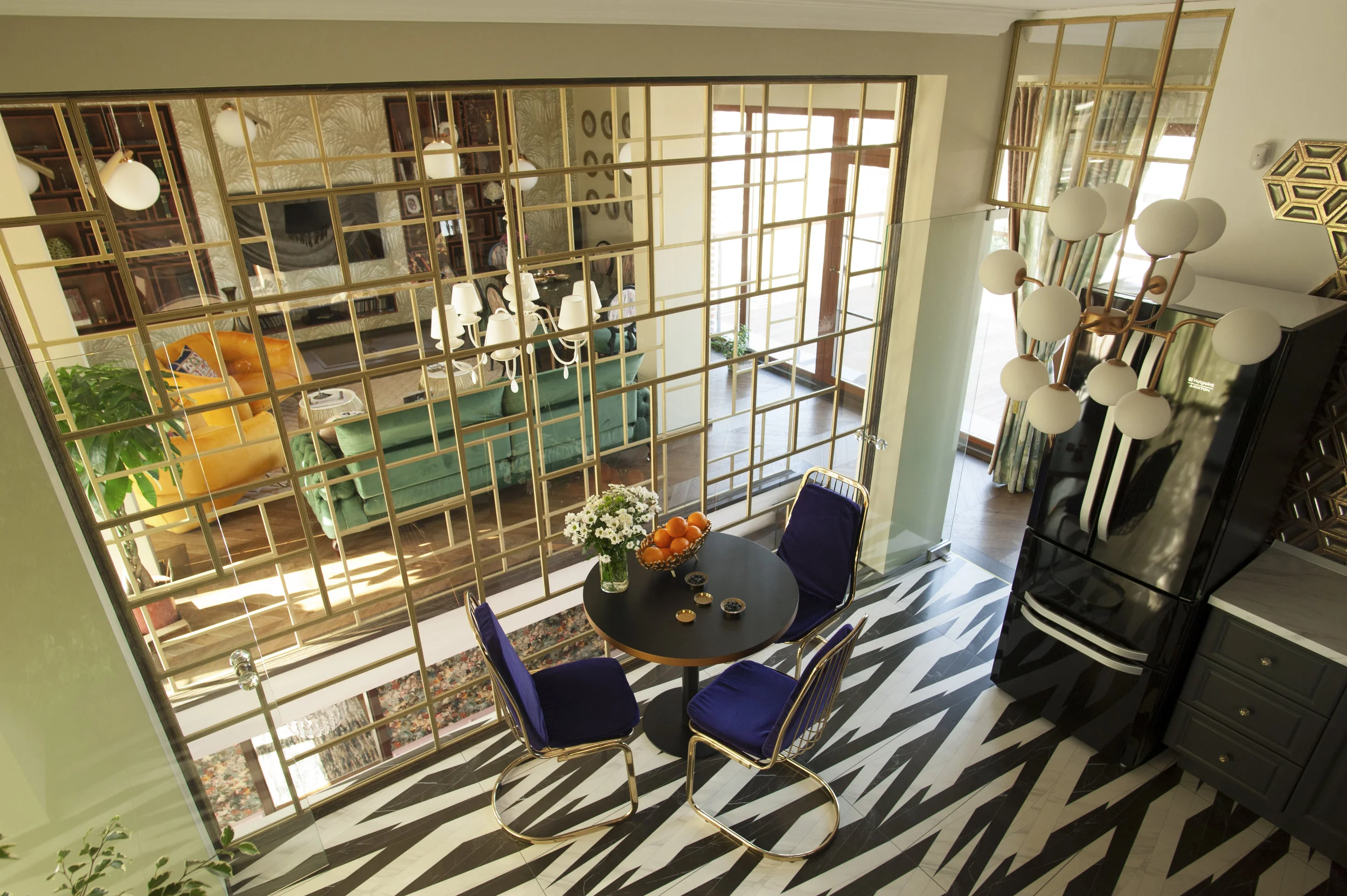 这所房子；这座住宅（注：根据语境不同，这里的house可能有多种具体指向，这所房子这座住宅都比较常见，更精准的含义需结合前后来确定，但此处按要求提供单一翻译仅举例这所房子 ）

在一般语境下，常见翻译为 这所房子  -8