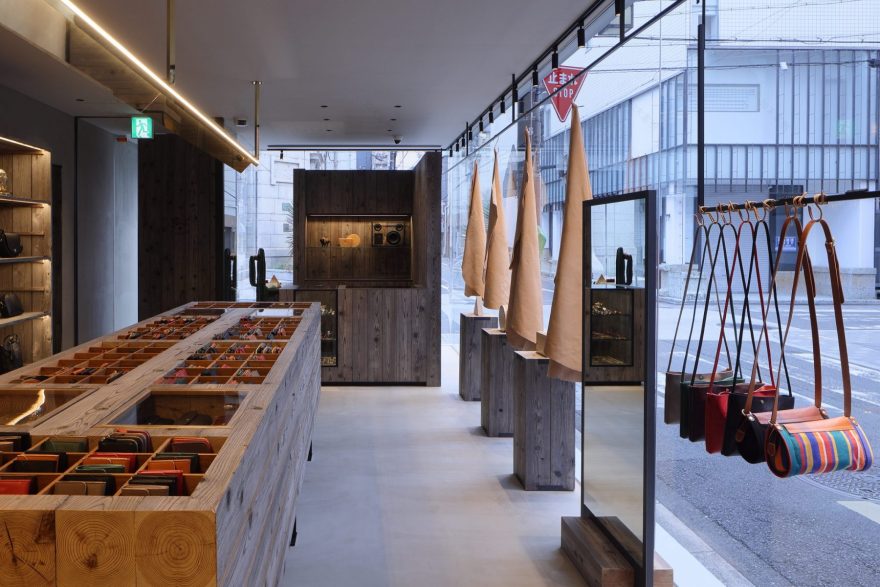 野牛京都三条店
注:IL BISONTE一般是品牌名,音译为野牛 ;KYOTO是京都;SANJO在日本地名里常指三条,这里推测是该品牌位于京都三条的门店相关表述 丨日本京都丨辻村久信氏-9