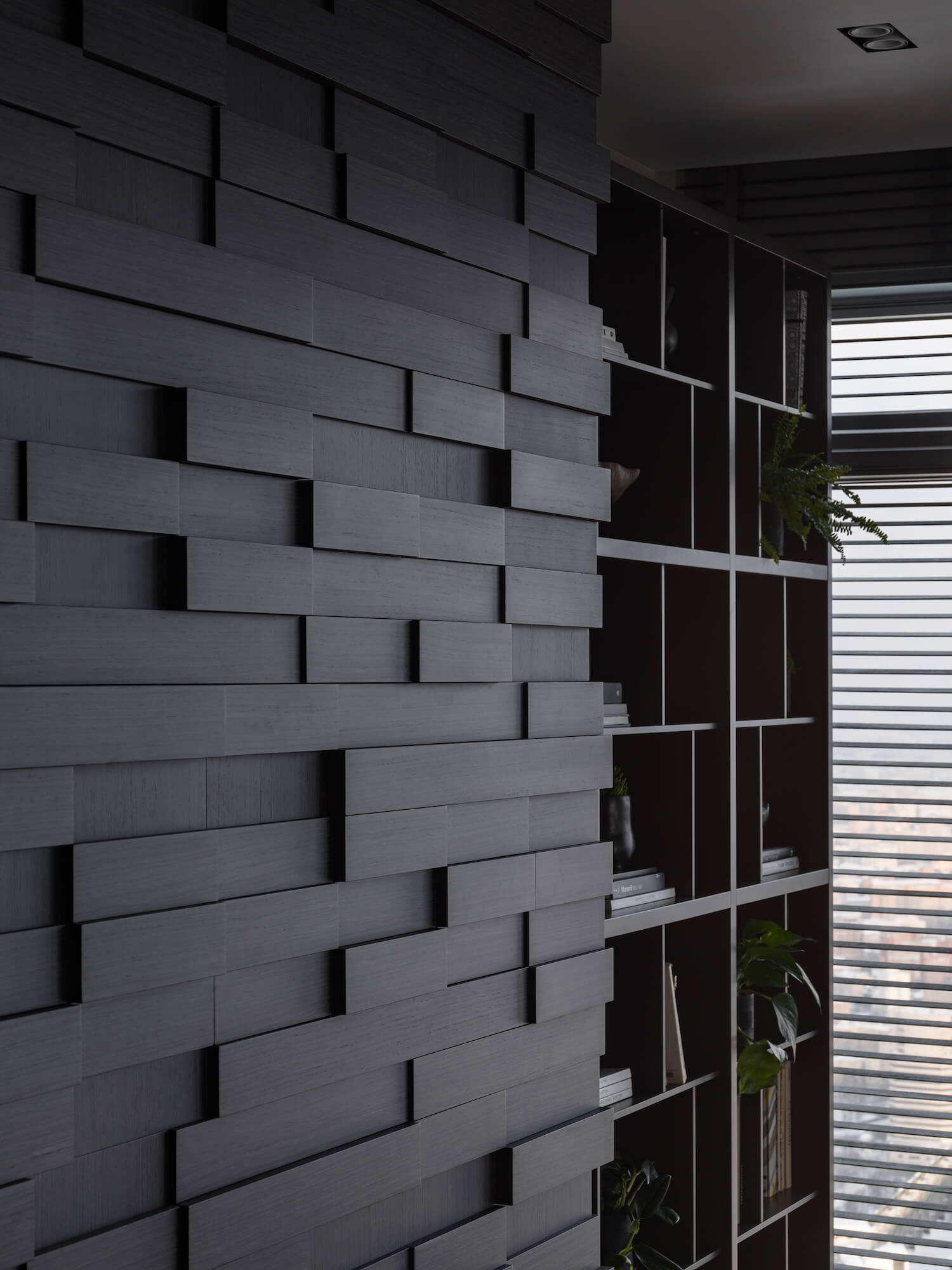 莫斯科黑色系公寓设计 既沉稳又有质感-1