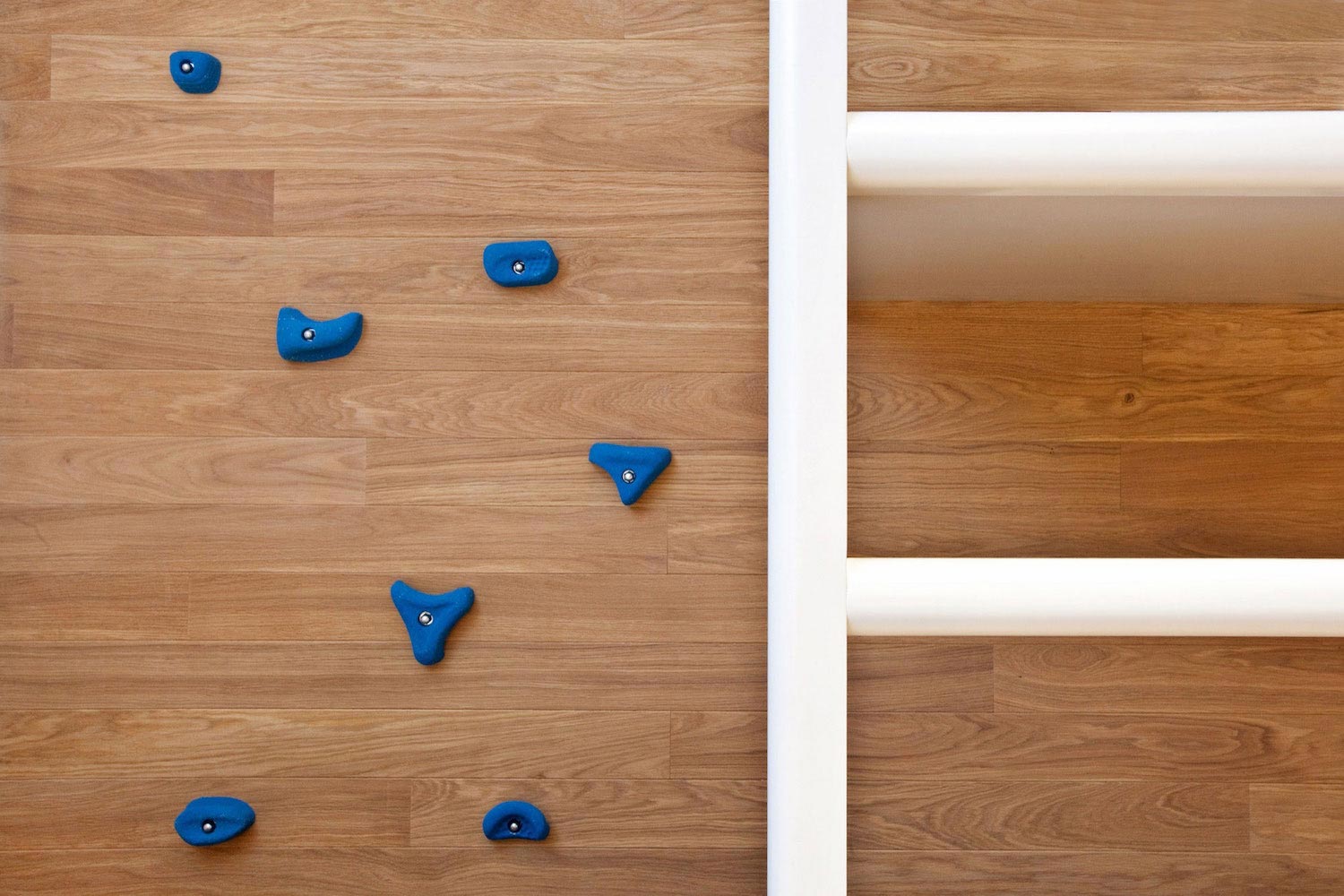 波兰 Puszczykowo 时尚镂空住宅设计-17