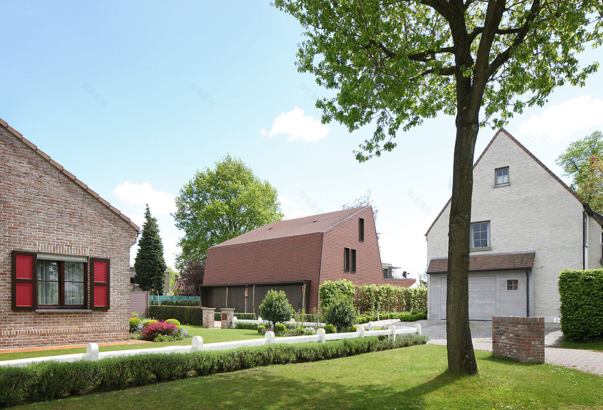 独特造型打破传统,红砖住宅的雕塑空间-14