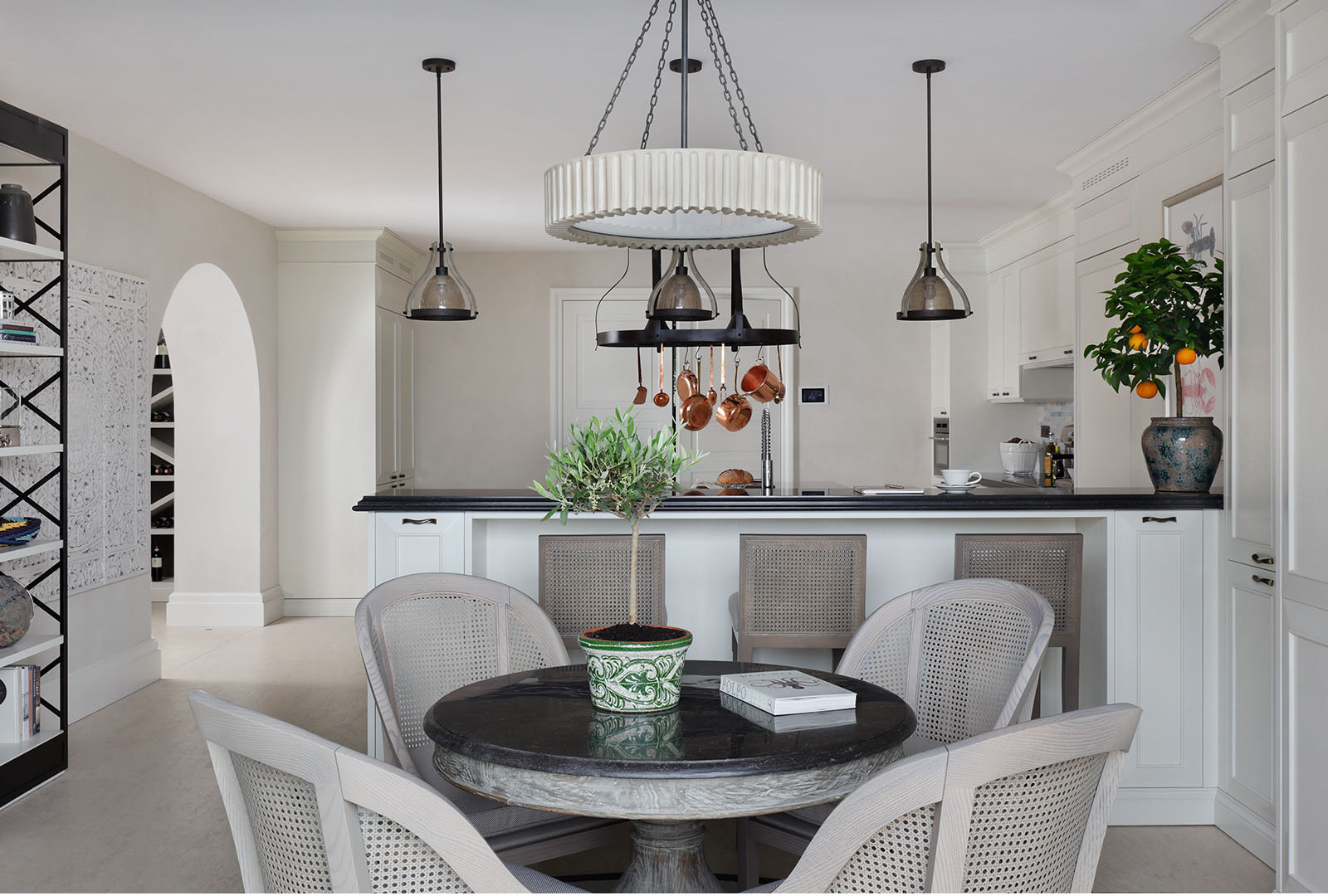 湖景别墅;湖畔小屋(在无更多上下文时,结合常见表达这么确定,湖景别墅相对更常用湖景住宅的概念,湖畔小屋更偏向位于湖边的小房子意思,下面统一按湖景别墅输出译文 )
湖景别墅丨意大利丨Oliver Burns Studio-10