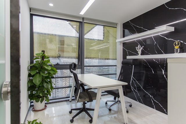 【凯悦装饰】以地板胶、地毯和不绣钢为主材料的办公室-10