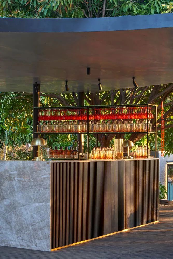 泳池边的诗意临时酒吧丨“勾勾手设计网”-14