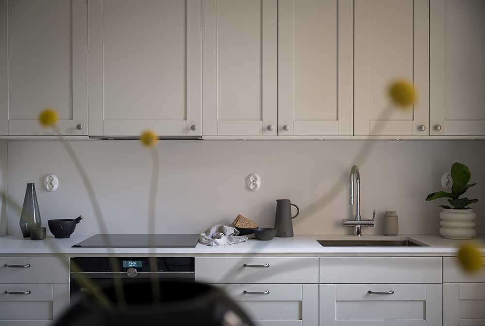 平静与宁静：斯德哥尔摩精致的单色公寓-6