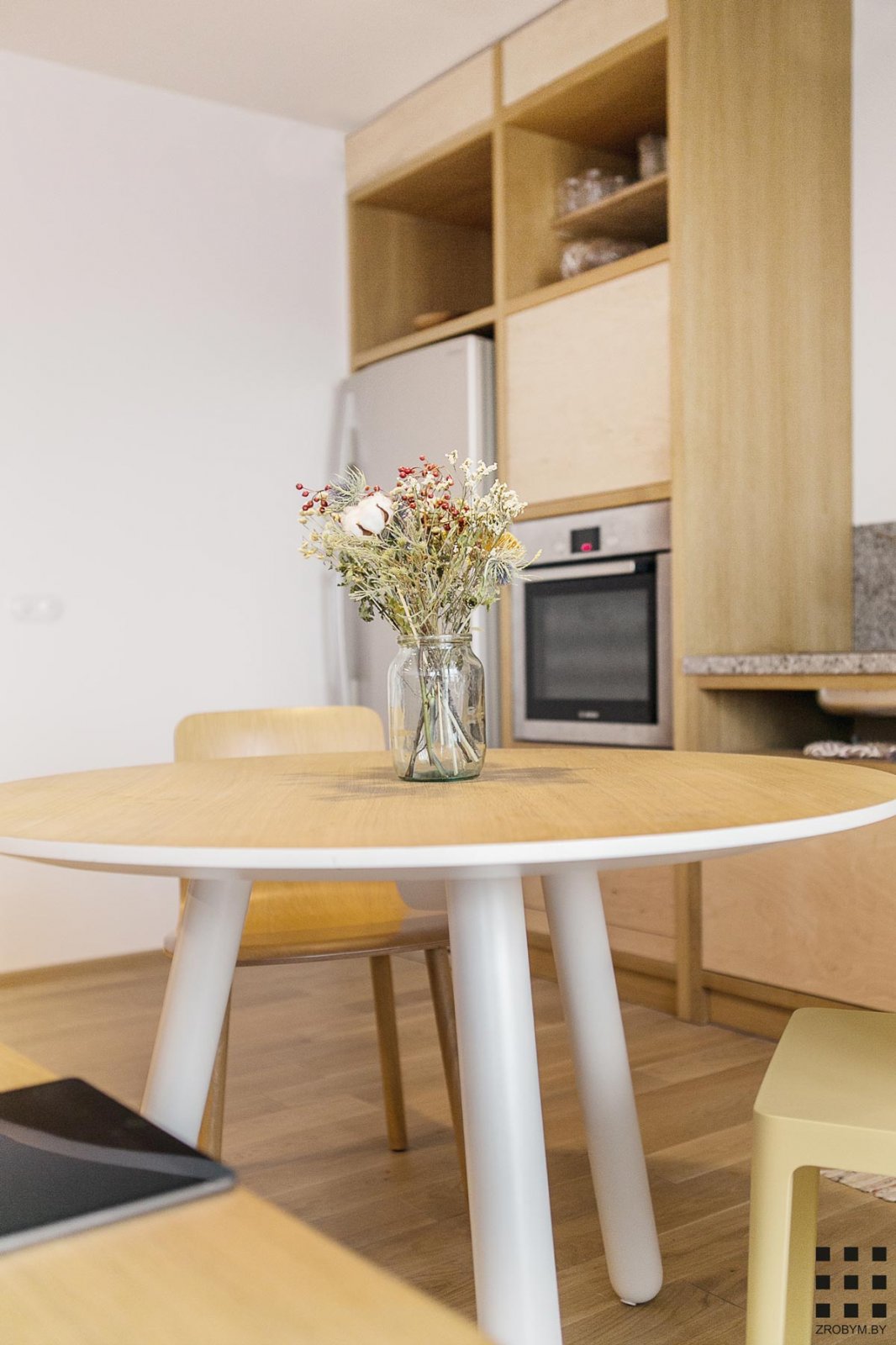 粉红与木，白俄罗斯46㎡单身公寓  Zrobym architects-14