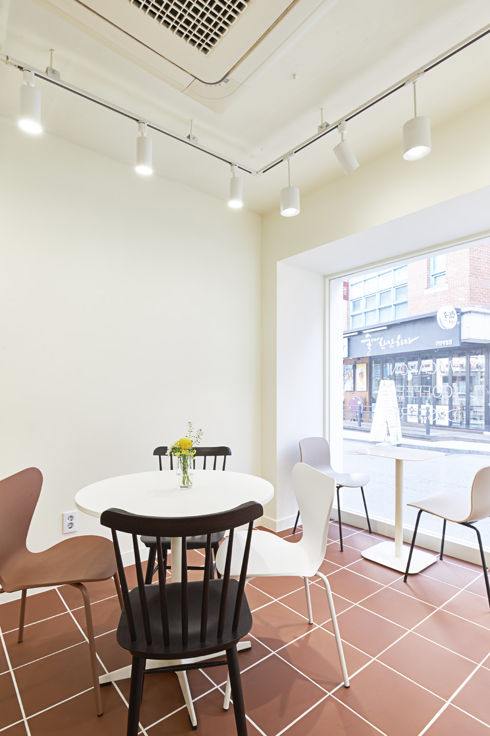 十平米可爱甜品店的室内设计魅力-6