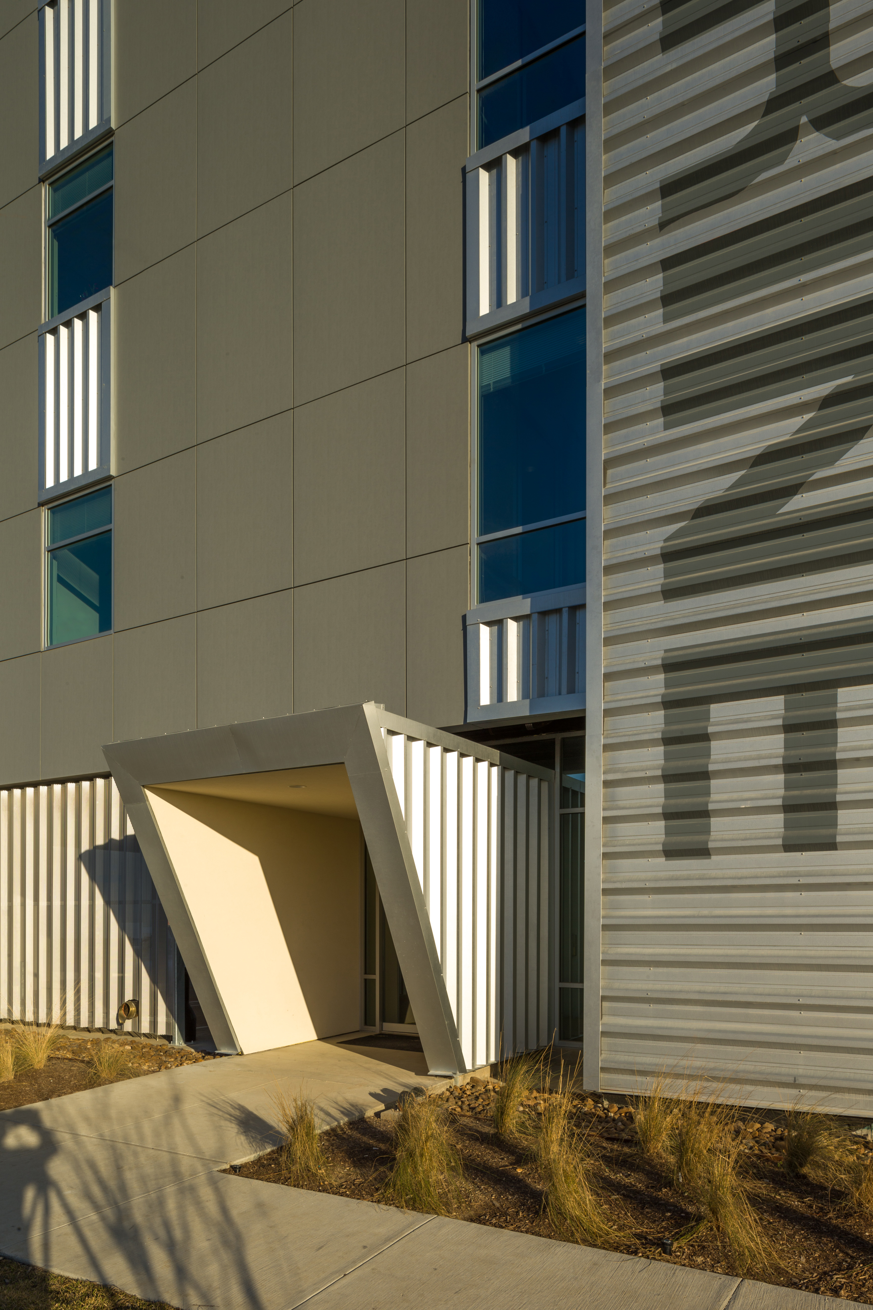 集装箱变身办公建筑的艺术探索-13