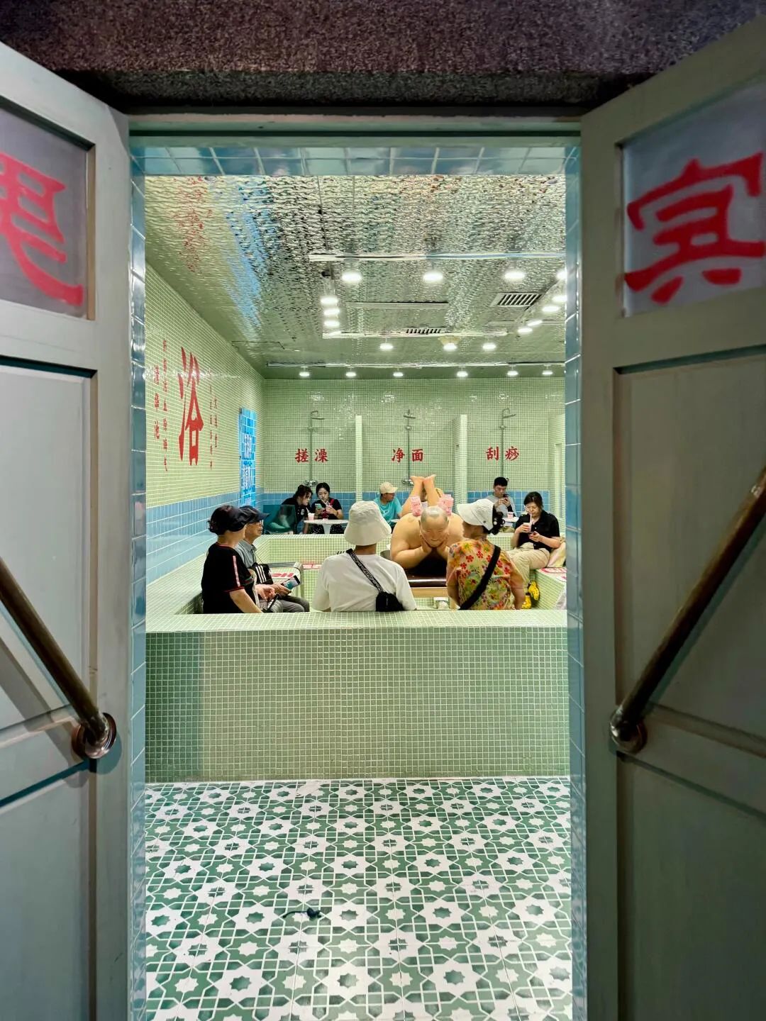 太颠了！澡堂里开咖啡店？香皂蛋糕、死皮咖啡、沐浴露饮料…网友：喝完这杯得叫个搓澡师傅-23