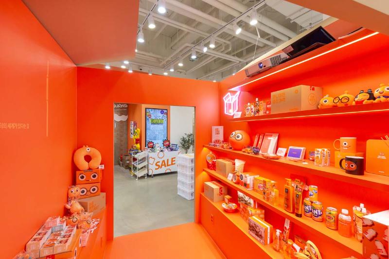 90 平米的购物商场，以品牌颜色为主题的室内设计-15